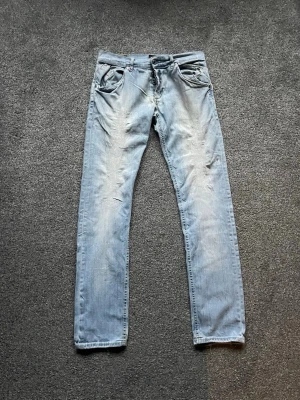 Dondup Jeans med små slitningar - 👖 Dondup jeans – storlek 33 Snygga Dondup jeans i ljusblå tvätt med slim/avsmalnande passform. Stilrena fade-detaljer som ger en modern look. Original Dondup  Storlek 33 📦 Skick: Bra begagnat skick, se bilder.
