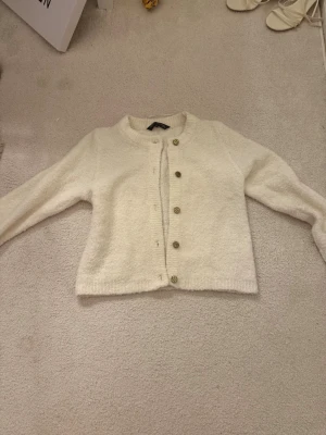 Vit stickad från Ullared  - Jätte mjuk vit stickad från Pernilla Wahlgrens märke! 