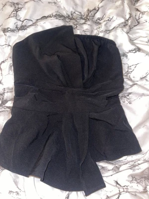 Tub Topp - Säljer en lite finare och festligare tube topp. Aldrig använd.