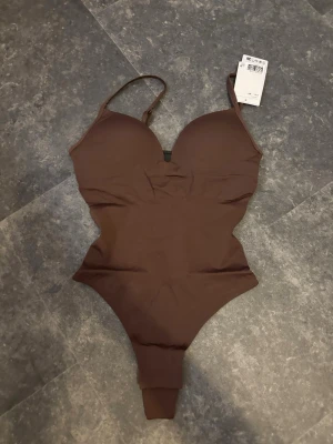 Hm body xs - Säljer den populära Hm bodyn i storlek xs🤩🤩😍😍✨