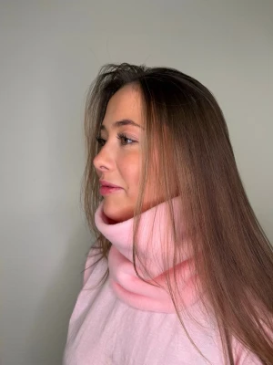 Ljusrosa tubhalsduk i fleece - Tubhalsduk i ljusrosa, vändbar med reflex på insidan! 