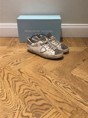 Philippe Model sneakers  - Säljer ett par Philippe Model sneakers . Skorna har en platt sula med tydlig logga undertill . Perfekta för dig som gillar stilrena och klassiska sneakers med en cool vibe.men ganska slitna på visa ställen se bilder. Köpte dem nya för 340€ alltså typ 3650kr
