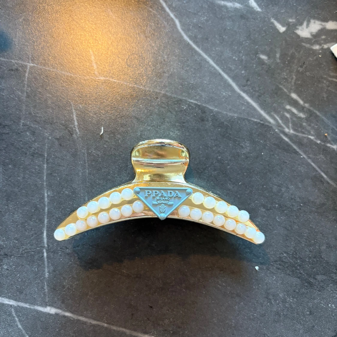 Guldig hårklämma med pärlor