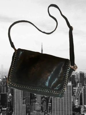  Stella McCartney liknande väska swag y2k 2000s - Jättefin Stella McCartney liknande väska jag köpte secondhand för 399kr. Det är inte en riktigt Stella McCartney men den är väldigt lik falabella väskan och är i mycket bra skick. Den är knappt använd och har måtten 32cm bred och 22cm hög (en skolipad platsar till exempel väldigt bra) :)