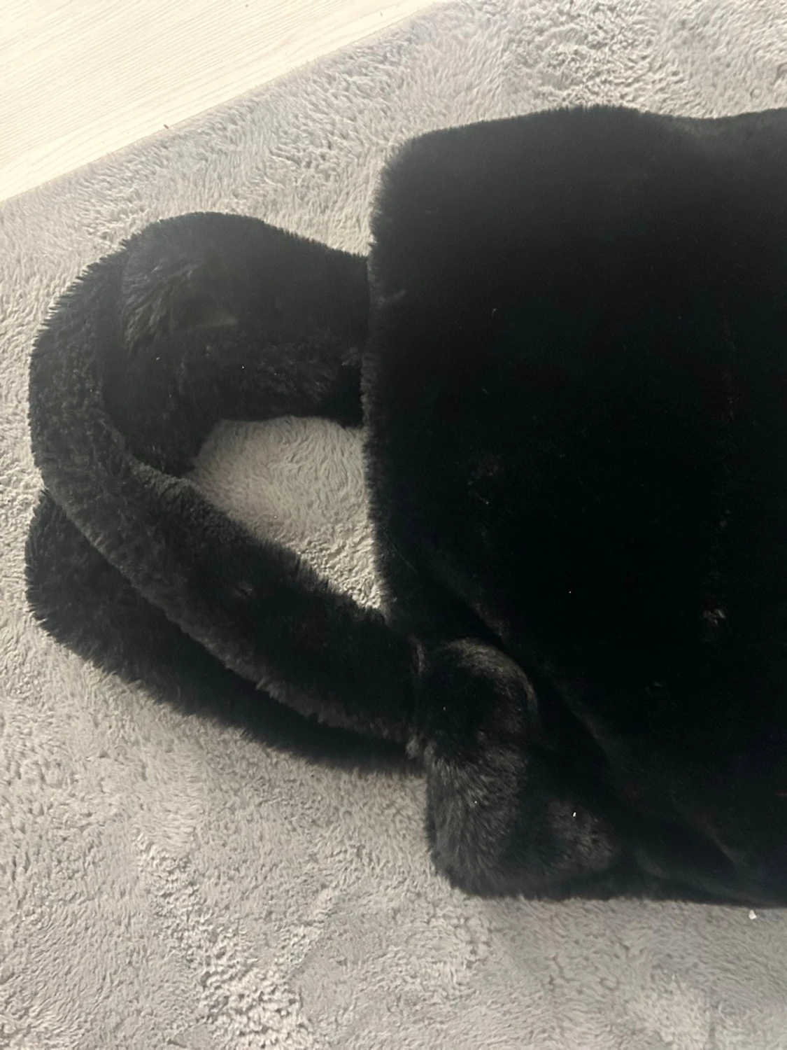 Svart fluffig handväska i fuskpäls