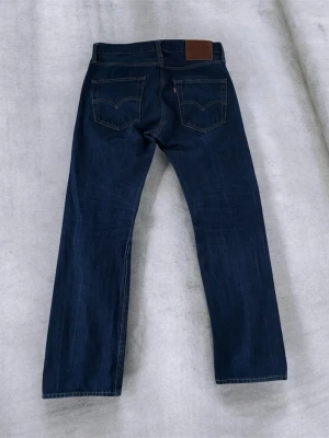 Levis 501ST SELVEDGE - Riktigt fina Selvedge jeans från Levis i väldigt hög kvalité🙌 Mått: Midja 38cm Längd 94cm Benöppning 17cm Innerbenslängd 70cm OBS ALLA MÅTT KAN VARA +/- 1cm