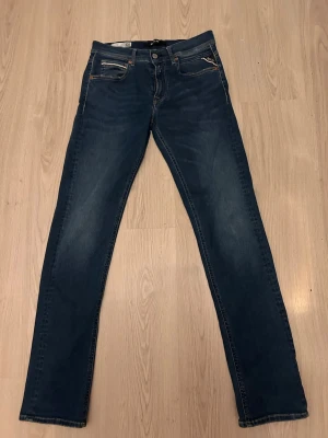 Replay Grover raka jeans blå 30/32 - Säljer ett par mörkblå Replay Grover jeans med raka ben och klassisk femficksdesign. Jeansen har snygga slitningar framtill, kontrastsömmar och Replay-logga på fickan. Tillverkade i slitstarkt bomullsmaterial med dragkedjegylf.