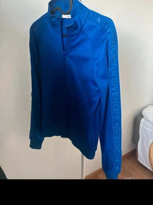 Blå Givenchy hoodie med dragkedja - FÖR MÄN. Givenchy tröja. Storlek XS. Använd men i bra skick. Äkta 