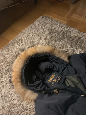 Woolrich arctic parka with fur - Label says its a L but fits like M but besides that its perfect only used a couple of times👍. For any question or offer im open☺️