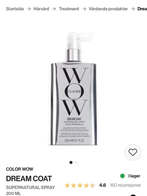 Color Wow Dream Coat Supernatural Spray - Color Wow Dream Coat Supernatural Spray är en innovativ hårspray på 200 ml som ger ett silkeslent och glansigt resultat. Sprayen kommer i en silverfärgad, rektangulär plastflaska med spraymunstycke och är framtagen för att skydda håret mot fukt och friss.