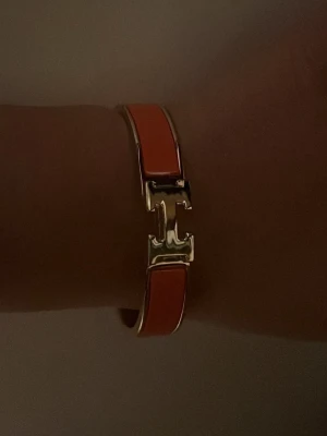 H armband  - Ett h armband använt knappt