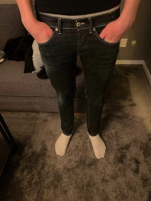 Dlå jeans från Dondup  - Säljer ett tvär fett par jeans från Dondup | Strolek: 33 | Lägnd jeans bäraren : 188 | Vikt på jeans bäraren: 76kg | Hör av er för frågor ✌️😁