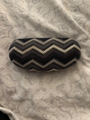  Missoni likande solglasögon fodral -  Supersnygga misoni liknade solglasögonfodral!! Super colla och verkligen perfekt. Gått upp lite på insidan men inget som märks alls från utsidan💕💕