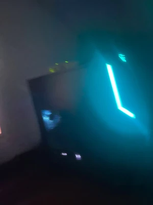 Stationär gamingdator med RGB-belysning - Säljer en stationär dator med futuristisk design och stark RGB-belysning på fronten. Chassit är svart med genomskinlig sidopanel som visar insidan. Perfekt för gaming och streaming, snygg att ha på skrivbordet.