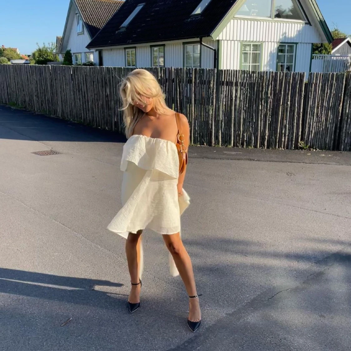 Vit kortklänning med volang - 1