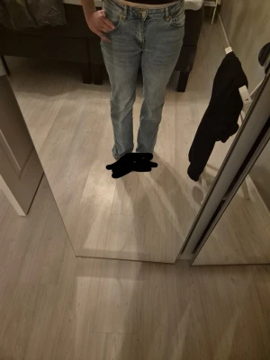 Low waist bootcut jeans - Fina bootcut jeans i modell 90s boot tall, lite slitna längst nere annars bra skick💕