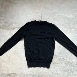 Ralph lauren merino ull  - Säljer min merino ull Ralph lauren sweatshirt då den är för liten & tajt.  Storlek: M men slimfit så passar absolut S och sitter tajt på en med M.  Modellen är 185 cm