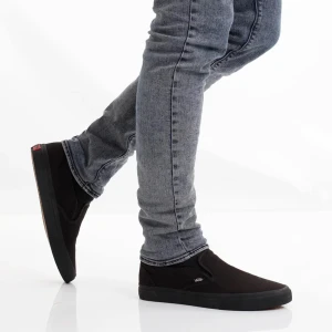 Classic Vans slip ons (svart) - Säljer Vans slip-on sneakers. De här skorna kan man aldrig gå fel med. Vet så många band som har haft på sig de här skorna och ger en riktigt skön still till vilken outfit du än har. Riktigt populära runt the 2000s forfarande är. De är ny skick köpte fell storlek när jag var 15 sen så har de bara legat sen i mitt förråd sen dess men hittade de igen när jag städade mitt förråd vilket ledde mig till sälja de. Storlek 36