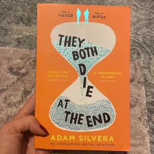They Both Die at the End - En internationell bestseller om Mateo och Rufus, två främlingar som får veta att de kommer dö idag. De möts via en app för att uppleva ett sista äventyr tillsammans. Perfekt för unga vuxna som gillar starka känslor, vänskap och att leva livet fullt ut.