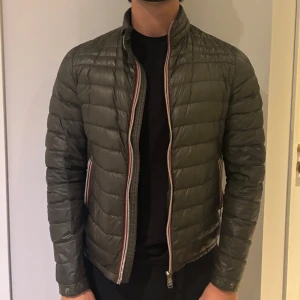 Moncler  jacka - Moncler jacka, modellen på jackan heter Daniel Giubbotto! Nypris över 9000kr! Modellen är 180, väger 70