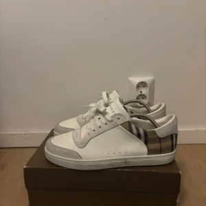 Burberry skor  - Ett par burberry skor i mycket bra skick box kommer med och det är storlek 43. Vid frågor skriv privat, kom med bud 