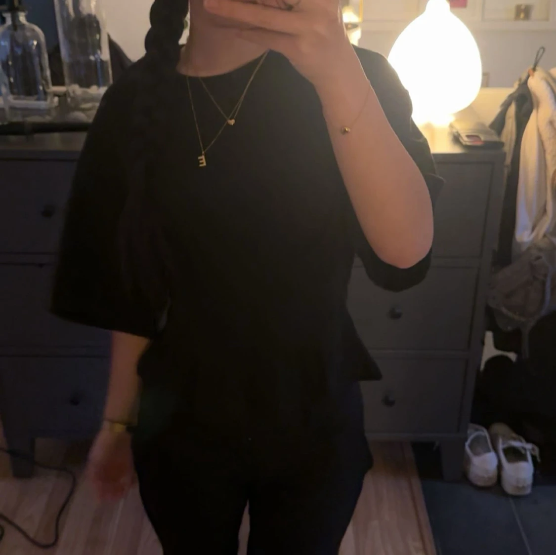 Svart blus med vida ärmar och figursydd