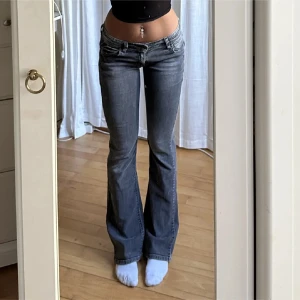 Lågmidjade vintage jeans  - Super snygga gråa lågmidjade vintage jeans från Levis💕fortfarande väldigt bra skick då jag väldigt fåtal gånger använt dem 🎀