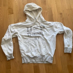 Vit hoodie med tryck och huva - Vit hoodie från RL med tryck framtill och siffran 67. Tröjan har huva med snörning, magficka och ribbade muddar vid ärmslut och nederkant. Perfekt för en avslappnad och sportig stil.