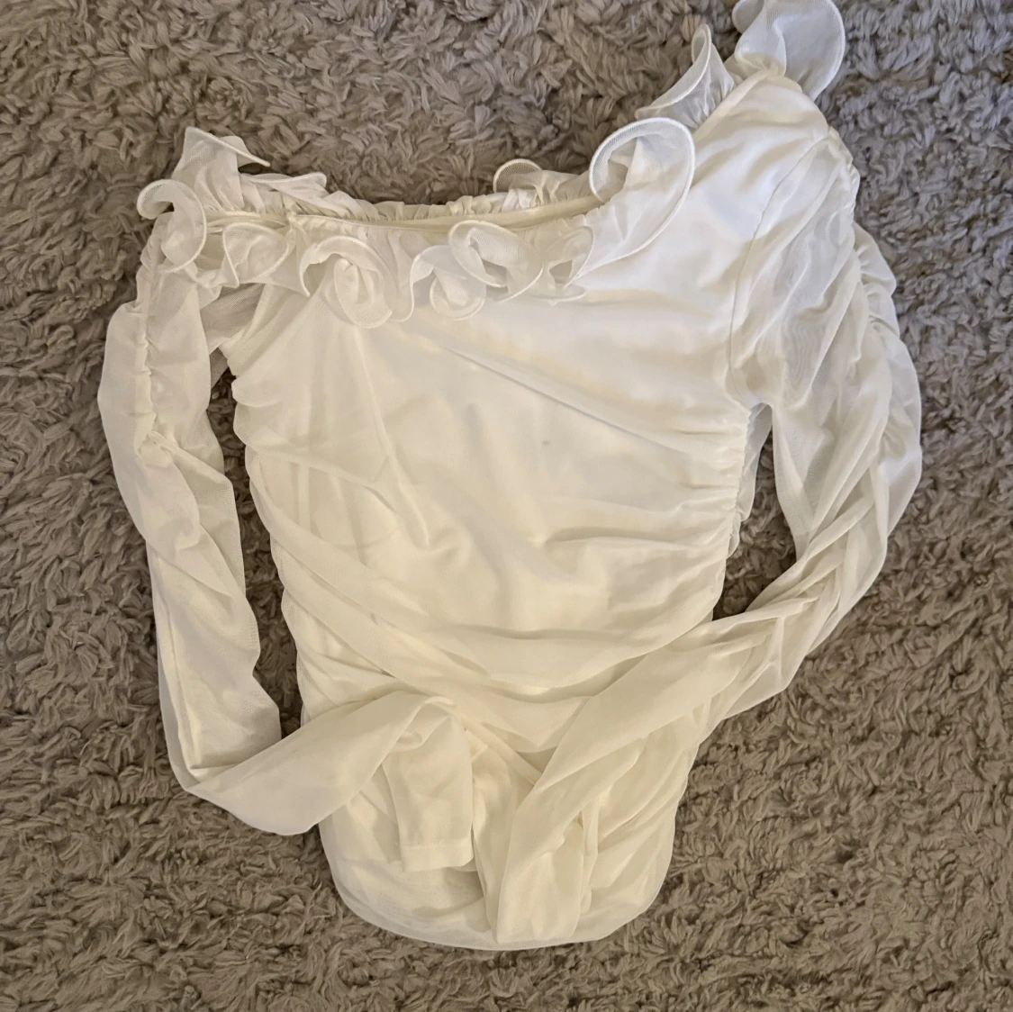 Vit mesh blus med volang från Gina Tricot - 1