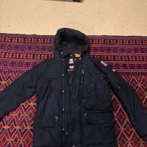 Para jumper  - Hej säljer min para jumper som är i väldigt bra skick inga skador den funkar perfekt. För dig som är från 175 cm till 190 cm det passar dig från 70kg till 85kg sitter den perfekt