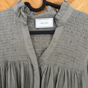 Neo noir blus - Köpte cirka två år sedan men inte använt en enda gång. Perfekt skick! Nypris ca 800kr