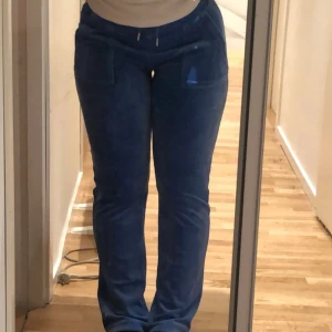 Royal blue juicy cotoure byxor !! - Säljer ett par blå juicy couture byxor med bootcut-snitt. Byxorna har klassiska fickor fram och bak samt att back fickorna är i god skikt och är tillverkade i mjuk velour som ger en skön känsla. Perfekta för dig som gillar y2k och vill hålla sig farm för vintern!