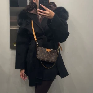 Pälskappa  - Fin svart pälskappa från FurStockholm, använd några enstaka gånger så den är i jättefint skick! Kan gå ner i pris vid snabb affär! 