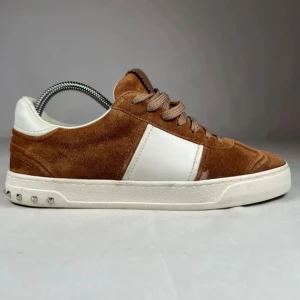 Valentino Flycrew - Ett par snygga, stiliga Valentino Flycrew i perfekt skick! St 40 passar 41