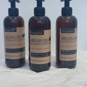 Argana Argan Oil Softening Conditioner - Argana Argan Oil Softening Conditioner med lagerblad, rökelse och jasmin. Kommer i bruna plastflaskor med pump, 400 ml. Innehåller naturliga ingredienser och är fri från sulfater, parabener och silikon. Perfekt för dig som vill ha mjukt och väldoftande hår. Säljer alla tre ihop 
