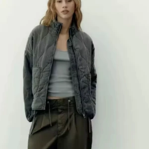 Zara jacka - Säljer slutsålda Zara jackan , använd max 2 gånger fortfarande super ny , fråga gärna efter bilder så skickar jag 