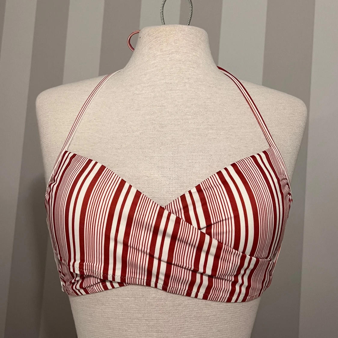 Rödvit randig bikini med knyt