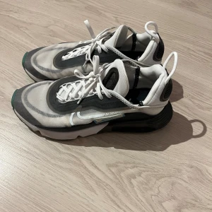 Nike Air Max 2090 sneakers svart/vit - Nike Air Max 2090 sneakers i svart och vitt med transparent mesh, svarta detaljer och synlig Air Max-dämpning i sulan. Självdesignade på Nikes hemsida några år sen.