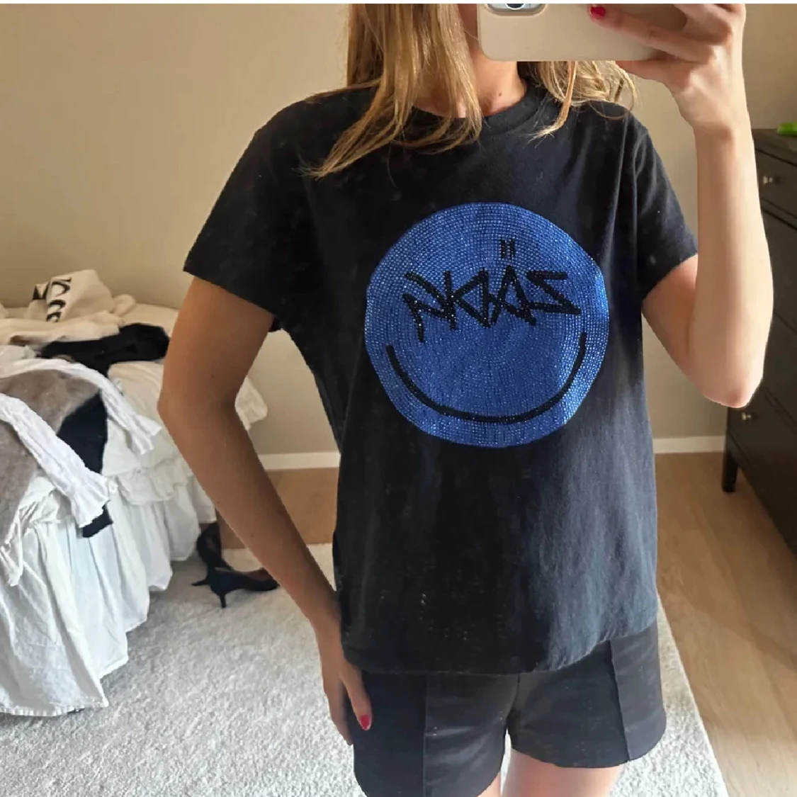 Svart t-shirt med blått smileytryck från NA-KD - 1