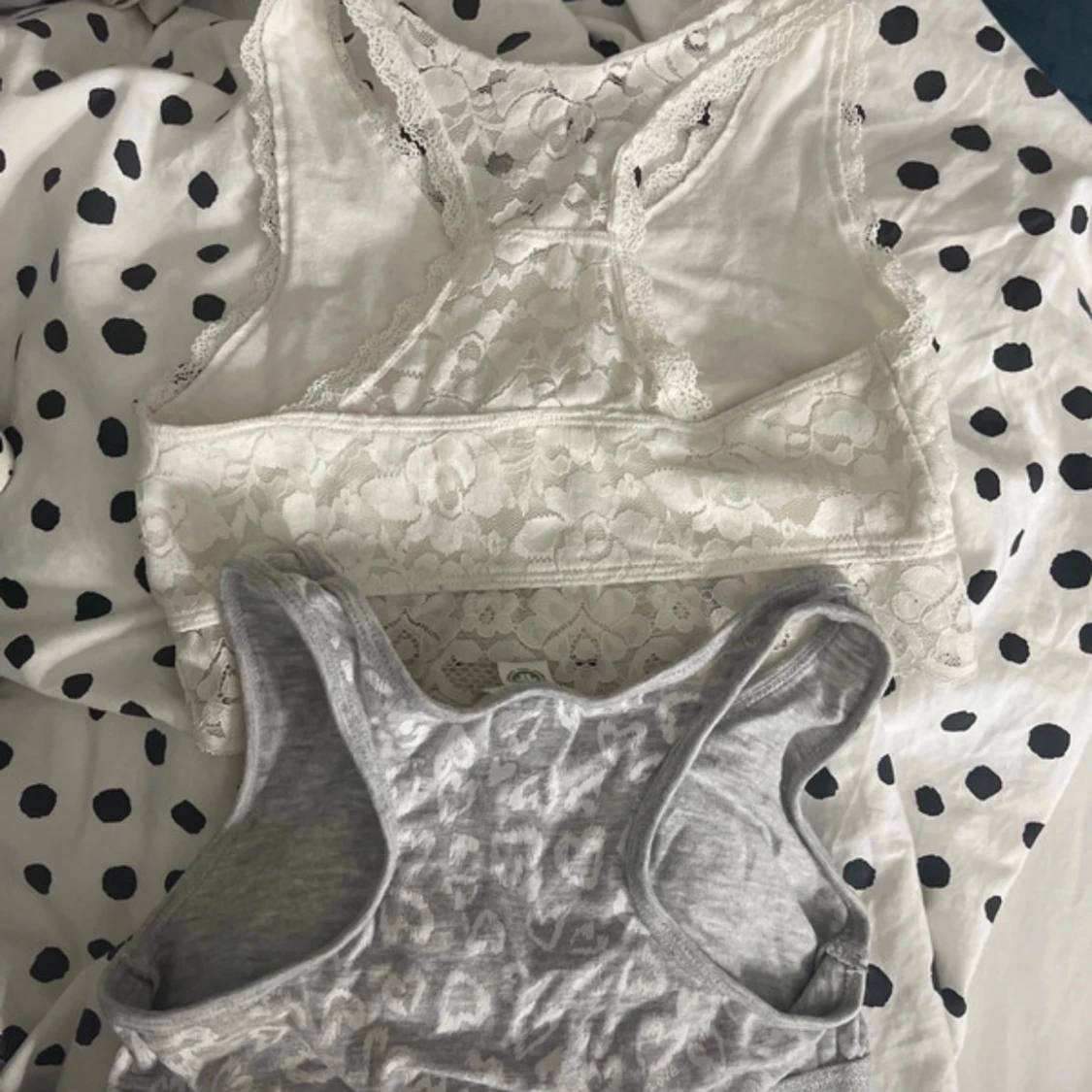 Vit spetsig linnetopp & grå hjärtmönstrad topp - 1