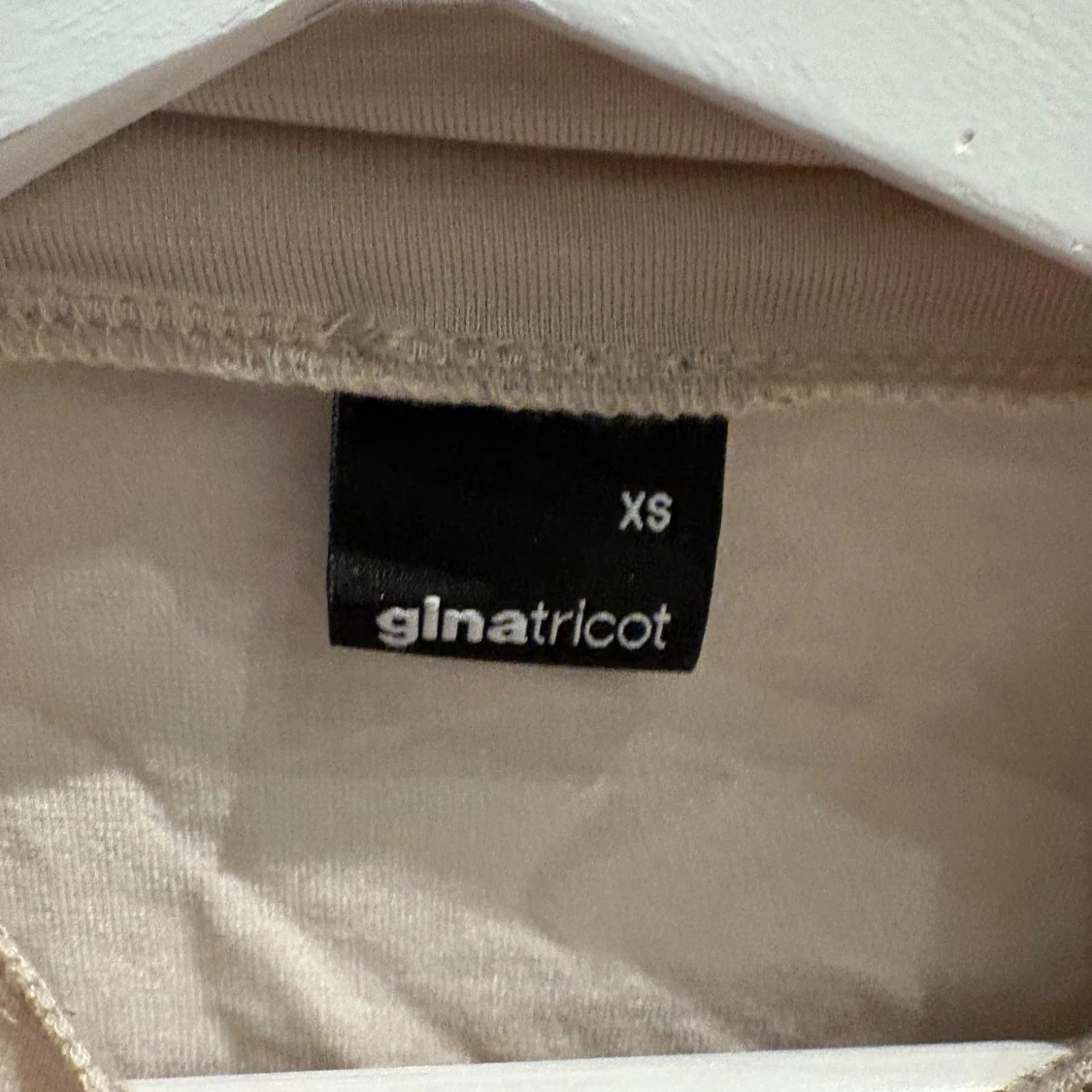 Beige croppad topp från Gina Tricot - 2