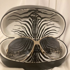 Solglasögon- Roberto cavalli FRI FRAKT - Jättefina unika cavalli, går inte att beställa dem längre. Hör av dig om du är intresserad, 