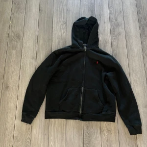 Ralph lauren zip - Säljer denna Ralph lauren zip. Säljer för att jag inte använder. Passar folk runt 165. Bra skick. Skriv om ni har frågor👍