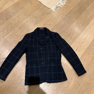 Kavaj - Säljer nu denna riktigt snygga kavaj. Passar dig som bär storlek S-M. 