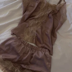 Satin pyjamas set - Pyjamas set från Lindex som inte kommer till användning, nypris 450🩷Shortsen är i storlek XS!!!! Linnet i S