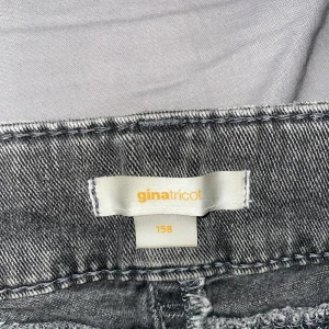 Grå jeans från Gina Tricot, stl 158 - Snygga grå jeans från Gina Tricot i storlek 158. Jeansen har ett pyttelitet hål på sidan av benet som inte syns!💞