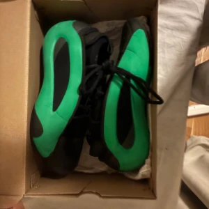 Adidas Yeezy sneakers gröna och svarta - Säljer ett par Adidas Harden 8 sneakers med en riktigt fet design i grönt och svart. Skorna har snörning och en chunky siluett med platt sula. Perfekt för dig som vill sticka ut med coola färger och unik form. Kommer i originalkartong.