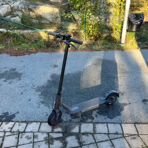 Elscooter Xiaomi Mi Pro 2 - Säljer min Xiaomi Mi Pro 2 , då jag inte använder den. Den är nyligen reparerad och har ny broms, ny del där bak som skyddar mot vatten, framdelen som håller upp styret och som sitter fast på däcket är också nytt och bakre däcket är också nytt och är ett punkterings fritt däck. Elscootern har tre olika lägen, eco åker den 6km/h, drive 25km/h och sport 32km/h. Räckvidden ligger på ca 35km. Nypris 5000kr. Mitt pris 2750kr priset är ej hugget i sten och kan diskuteras vid snabb affär. 