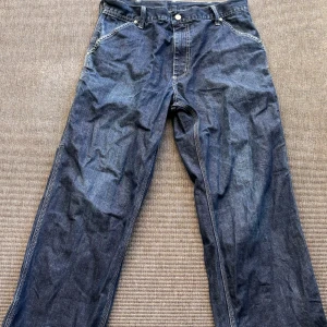 Baggy carhartt jeans - Säljer ett par mörkblå baggy carhartt jeans i storlek M. 