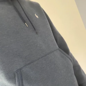 Blå hoodie från Polo Ralph Lauren - Säljer en stilren blå hoodie från Polo Ralph Lauren i bra skick Pris kan diskuteras 
